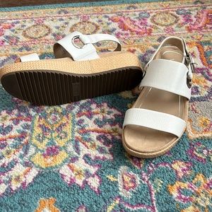 White Vionic sandals size 7